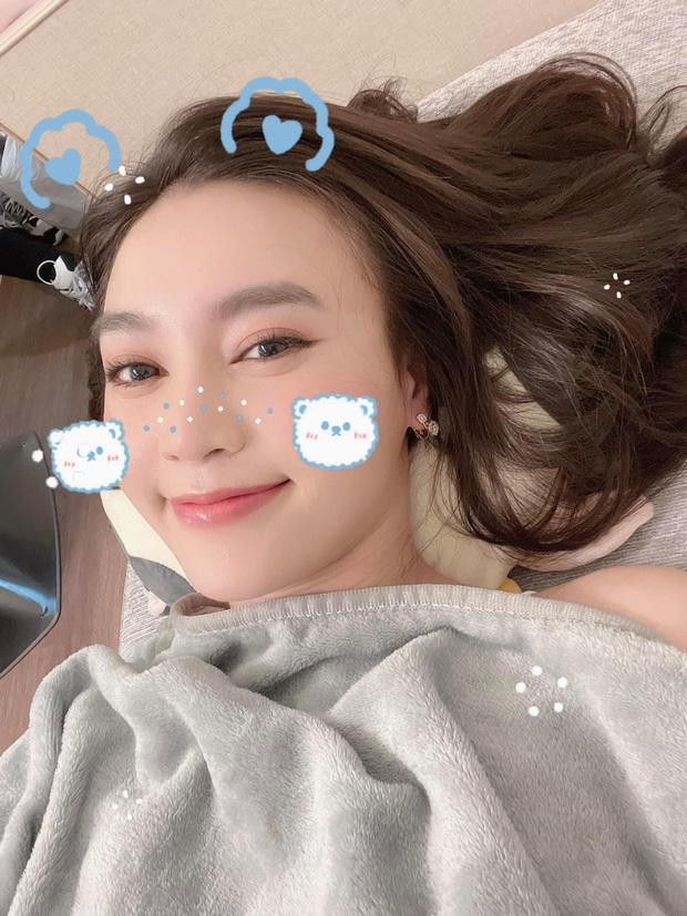 Diễn viên Cua Lại Vợ Bầu vẫn tươi tắn sau nhiều ngày ghi hình. Diễn viên Cua Lại Vợ Bầu vẫn tươi tắn sau nhiều ngày ghi hình.