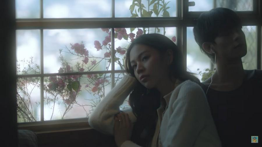 Phí Phương Anh trong trẻo, nhẹ nhàng hơn trong lần "comeback" này. Phí Phương Anh trong trẻo, nhẹ nhàng hơn trong lần "comeback" này.