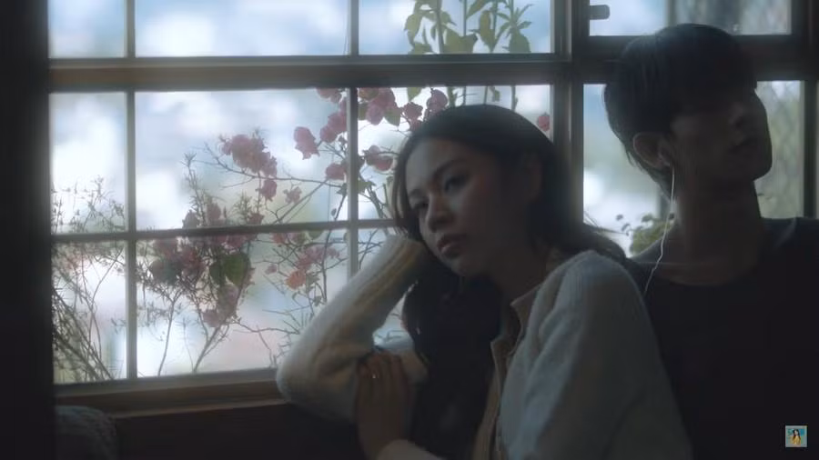 Phí Phương Anh trong trẻo, nhẹ nhàng hơn trong lần "comeback" này. Phí Phương Anh trong trẻo, nhẹ nhàng hơn trong lần "comeback" này.