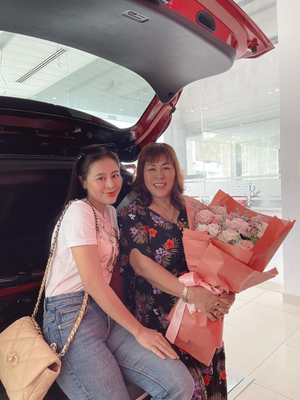 Nam Thư rất tình cảm với ba mẹ.