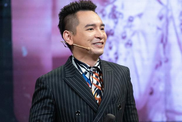 Ca sĩ Việt Quang được khán giả yêu thích qua những bài hát như Về đây, Tình phiêu lãng, Cây đàn sinh viên...