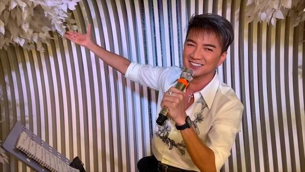 Đàm Vĩnh Hưng mong món quà tinh thần này sẽ giúp mọi người lạc quan hơn trong mùa dịch.