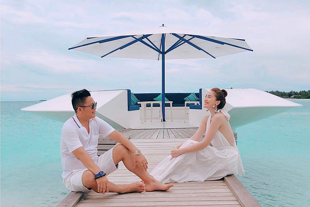 Vợ chồng ca sĩ thường xuyên đi du lịch biển, nghỉ dưỡng ở những resort sang trọng nhất. Vợ chồng ca sĩ thường xuyên đi du lịch biển, nghỉ dưỡng ở những resort sang trọng nhất.