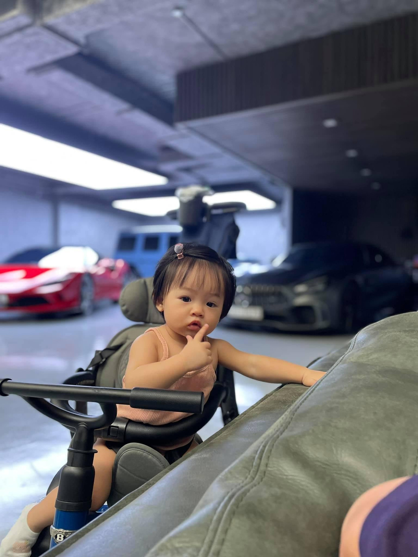 &quot;Điệp viên Suchin dăm bông tròn 1 tuổi&quot;, chân dài xứ Lạng viết.