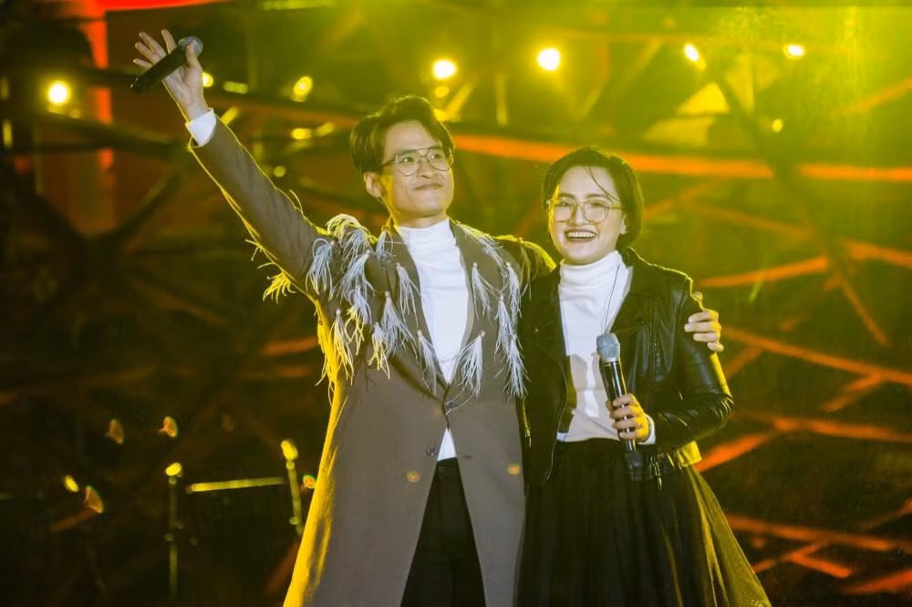 Nguyên Hà song ca cùng Hà Anh Tuấn trong đêm nhạc See Sing Share cuối 2018. Nguyên Hà song ca cùng Hà Anh Tuấn trong đêm nhạc See Sing Share cuối 2018.