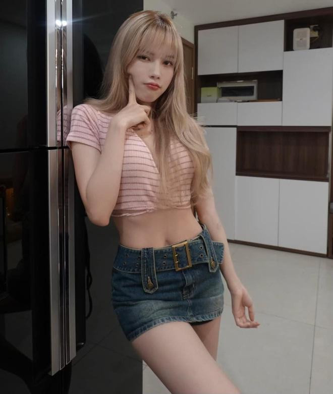 Vòng eo đáng nể của nữ ca sĩ.