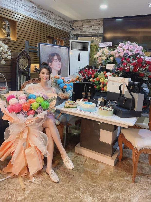 Outfit mừng tuổi mới của cô giống với ảnh vừa đăng cùng chồng. Outfit mừng tuổi mới của cô giống với ảnh vừa đăng cùng chồng.