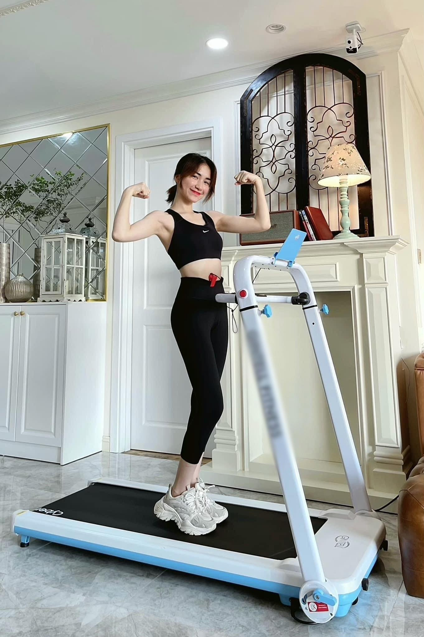 Cách đây không lâu, nữ ca sĩ cũng diện đồ tập lộ eo nhưng bức ảnh được chụp từ xa.