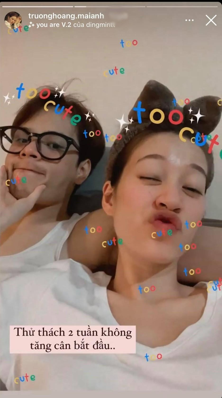 Cặp đôi Jaykii và Trương Hoàng Mai Anh ở nhà chăm sóc da và nghĩ "ăn gì hôm nay". Cặp đôi Jaykii và Trương Hoàng Mai Anh ở nhà chăm sóc da và nghĩ "ăn gì hôm nay".