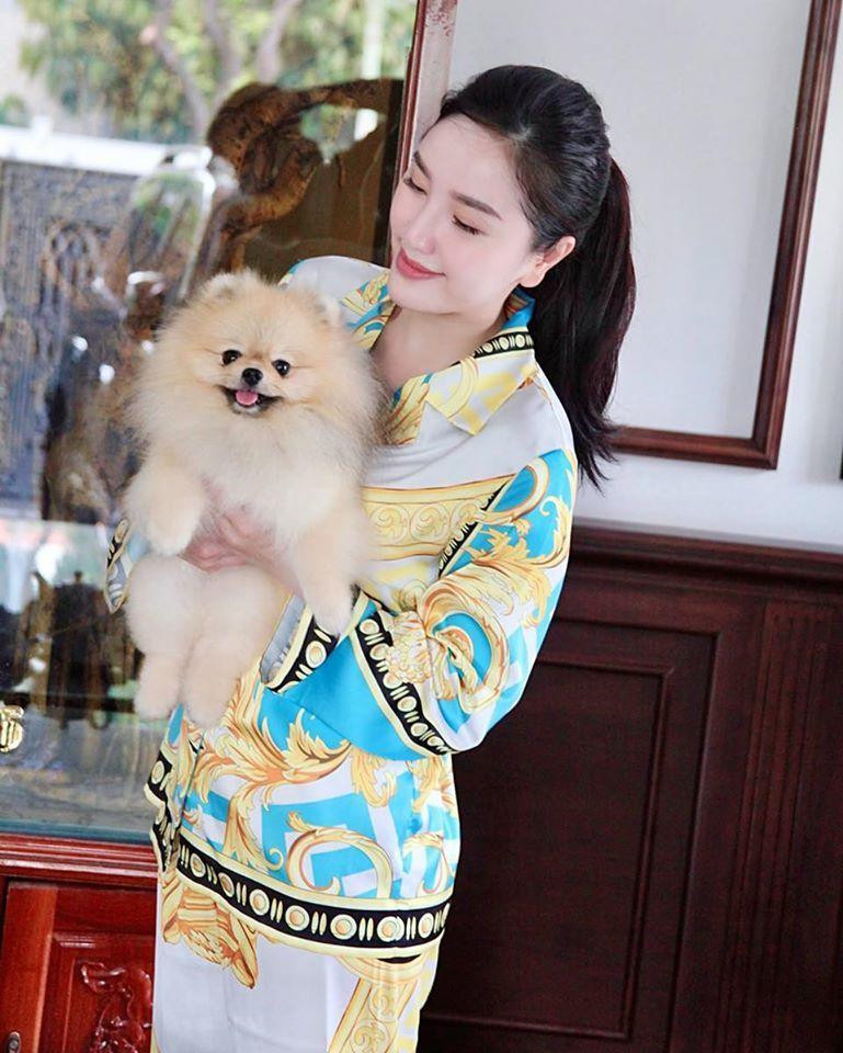 Cùng sở thích pyjamas nhưng thiết kế của Bảo Thy lại đến từ nhà mốt nổi tiếng, có giá không dưới 50 triệu đồng.