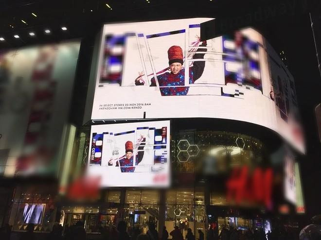 Lần đầu hình ảnh Suboi xuất hiện ở Quảng trường Thời đại. Lần đầu hình ảnh Suboi xuất hiện ở Quảng trường Thời đại.