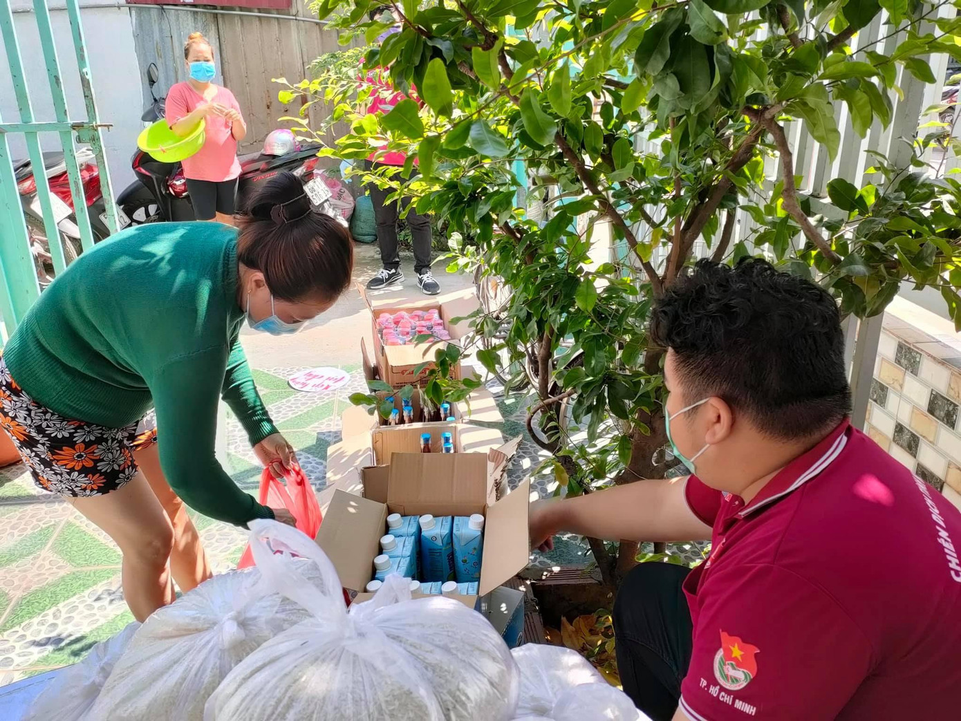 Người dân nhận quà tặng nhưng vẫn đảm bảo yêu cầu dãn cách. Người dân nhận quà tặng nhưng vẫn đảm bảo yêu cầu dãn cách.