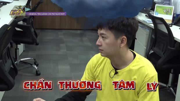 Hình ảnh yếu đuối, đen đủi được gắn liền với anh chàng ở phần 1. Hình ảnh yếu đuối, đen đủi được gắn liền với anh chàng ở phần 1.