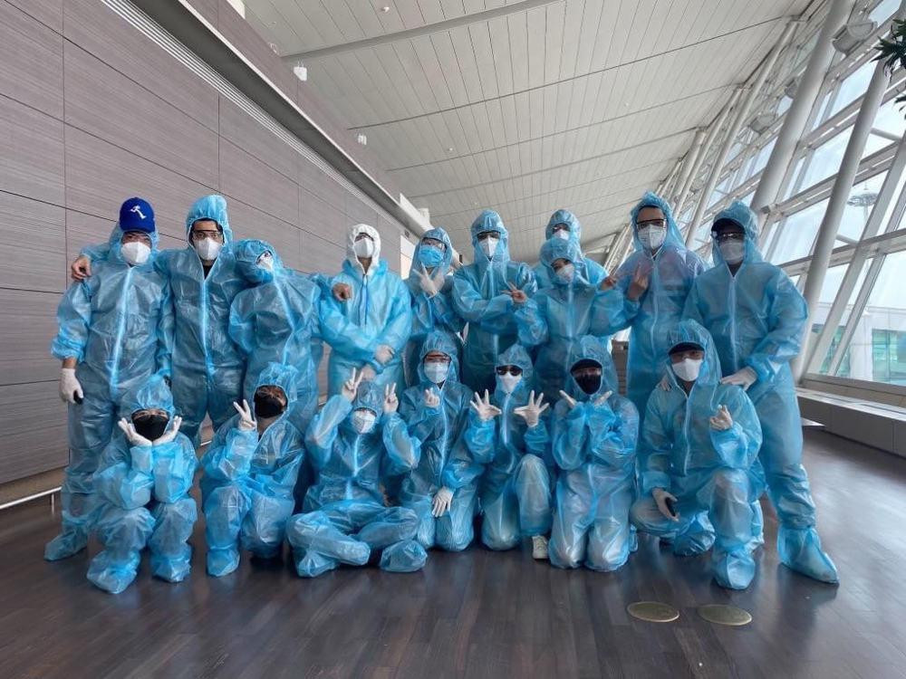 Bức ảnh toàn bộ thành viên và ê-kíp Running Man Vietnam đã sang Hàn lần này.