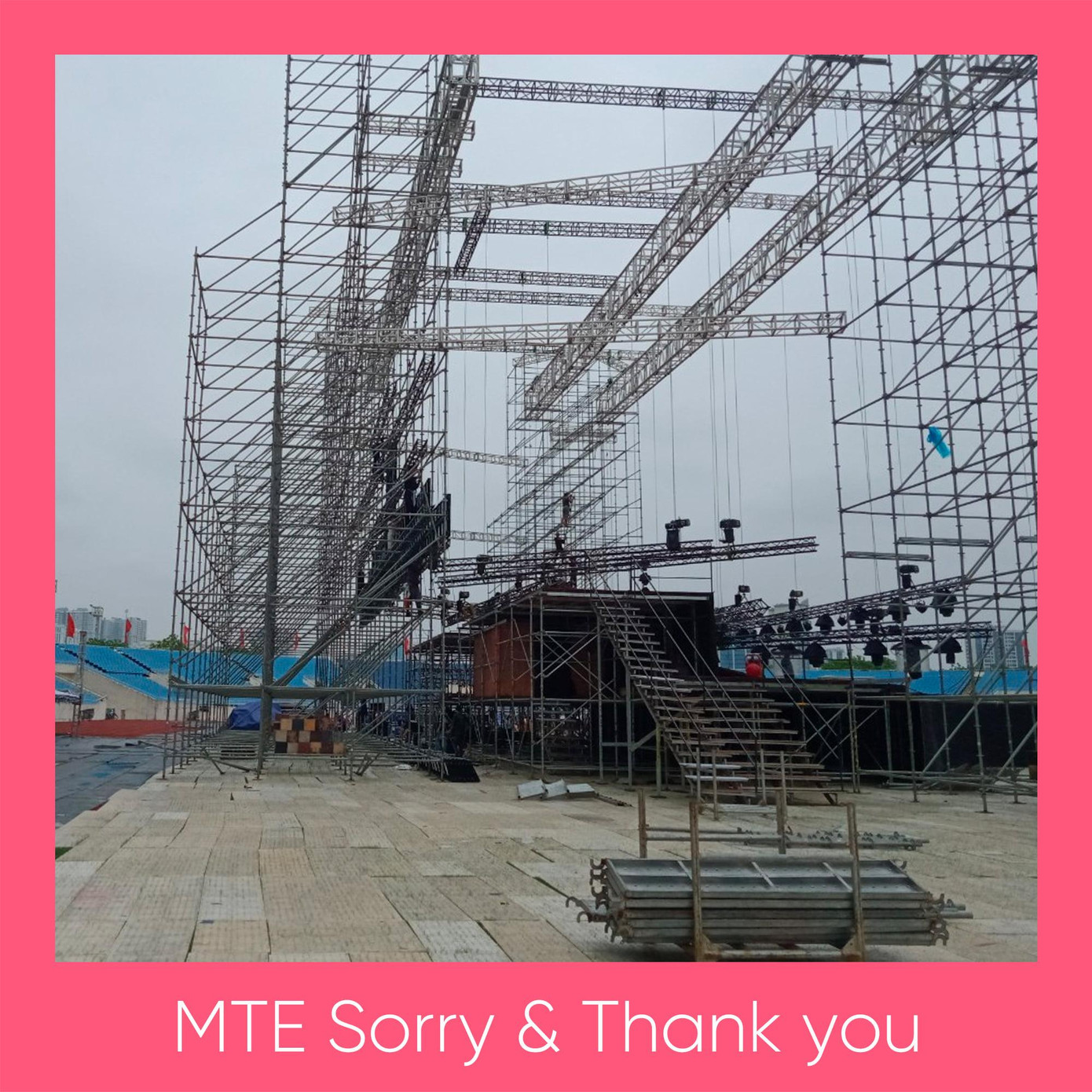 Sân khấu show diễn đã gần hoàn tất.