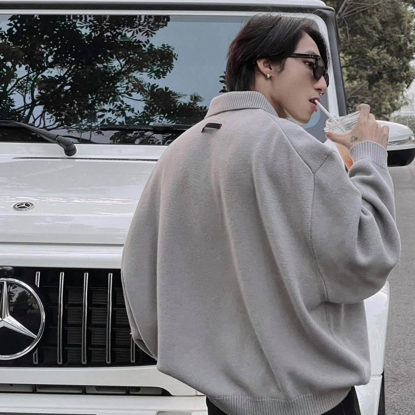 Sơn Tùng tạo dáng cool ngầu bên siêu xe. Sơn Tùng tạo dáng cool ngầu bên siêu xe.