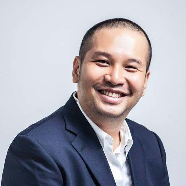 Vẻ ngoài quen thuộc trước đây của anh. Vẻ ngoài quen thuộc trước đây của anh.