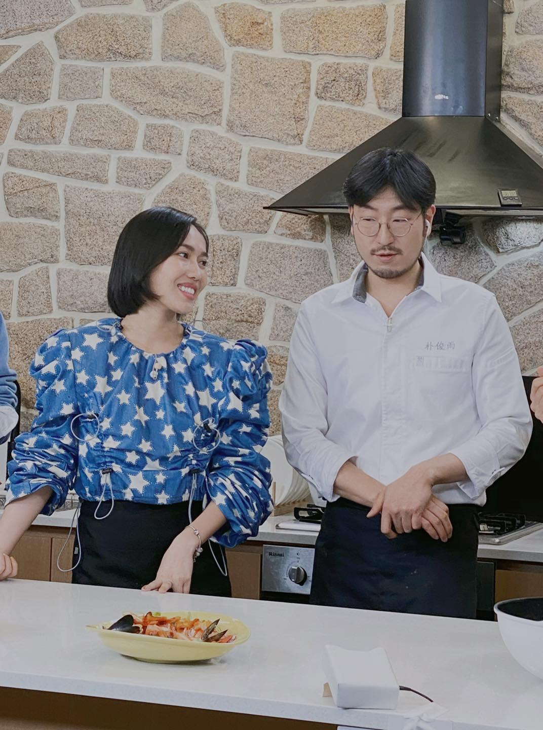 Diệu Nhi khoe ảnh được đầu bếp Park Ji Hoon hướng dẫn nấu ăn. Diệu Nhi khoe ảnh được đầu bếp Park Ji Hoon hướng dẫn nấu ăn.