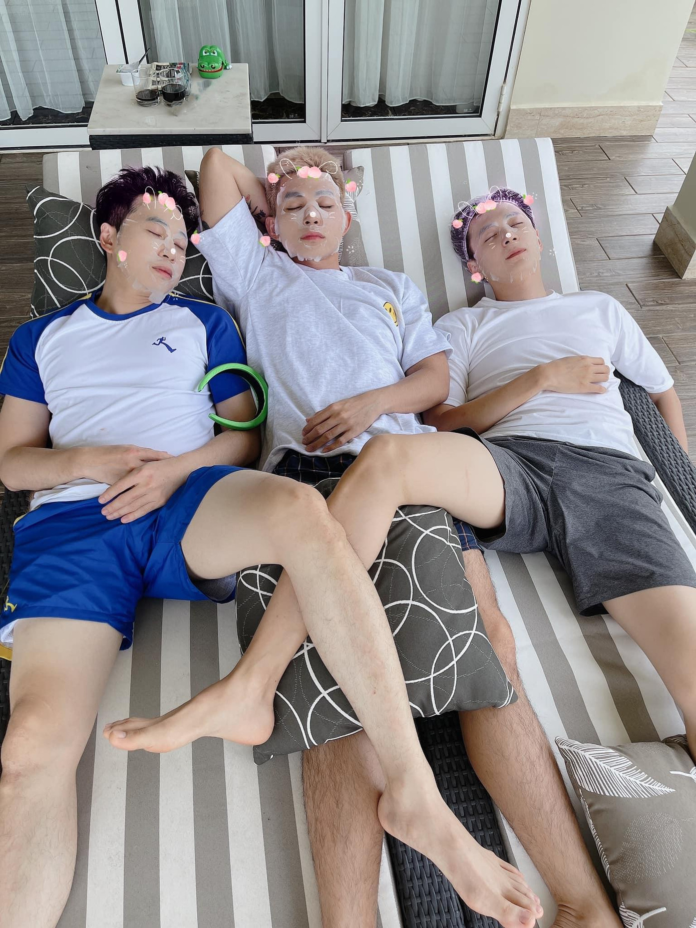 Karik được khen rất phù hợp với đồng phục của chương trình năm nay.