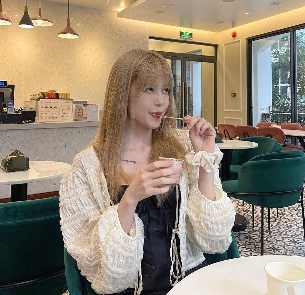 Thiều Bảo Trâm khoe ảnh tươi tắn đi ăn kem. Thiều Bảo Trâm khoe ảnh tươi tắn đi ăn kem.