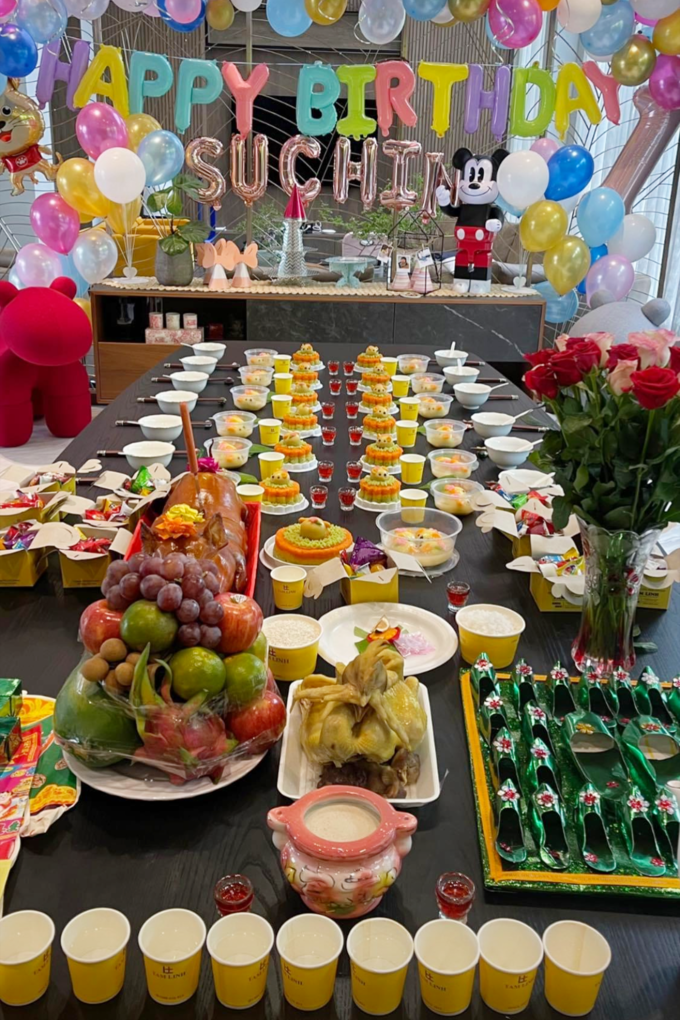 Cựu người mẫu tự tay chuẩn bị lễ cúng thôi nôi.