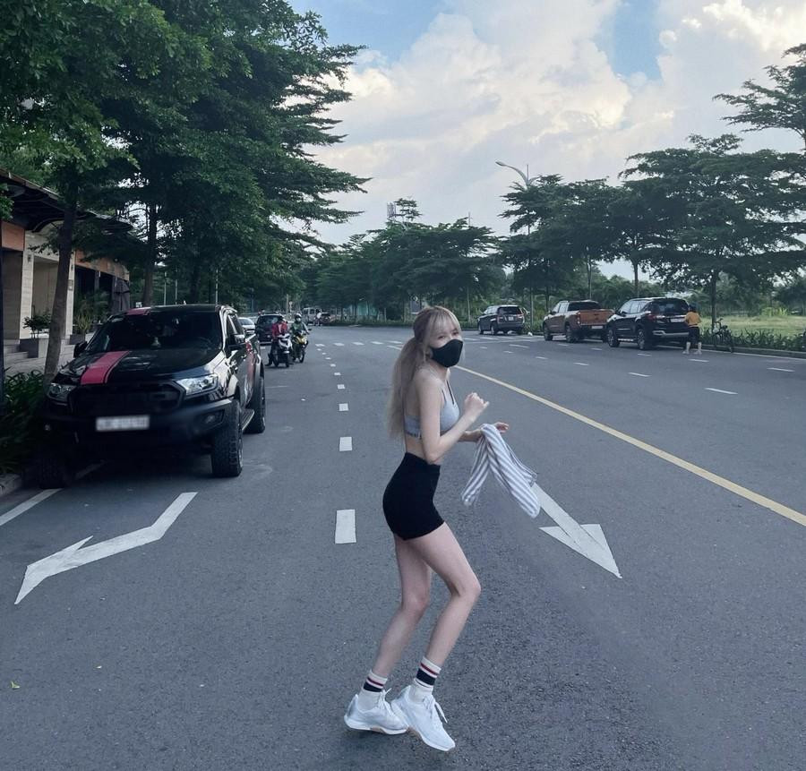 Bức ảnh khoe thân hình chuẩn như idol của Thiều Bảo Trâm.