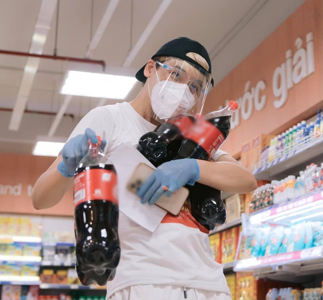 Vlogger Huy Cung hài hước chia sẻ một khách hàng có thể nghỉ dịch nhưng không thể nghỉ... uống nước ngọt.