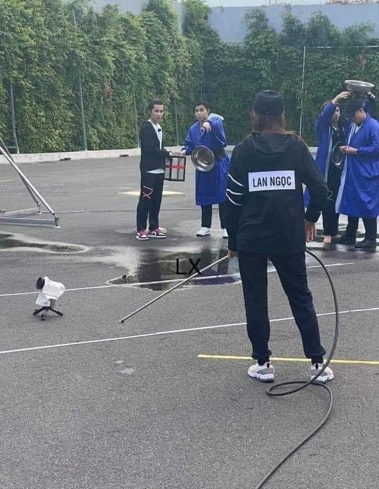 Hình ảnh đầu tiên của chương trình, hé lộ các nghệ sĩ đang thực hiện thử thách ngoài trời. Hình ảnh đầu tiên của chương trình, hé lộ các nghệ sĩ đang thực hiện thử thách ngoài trời.