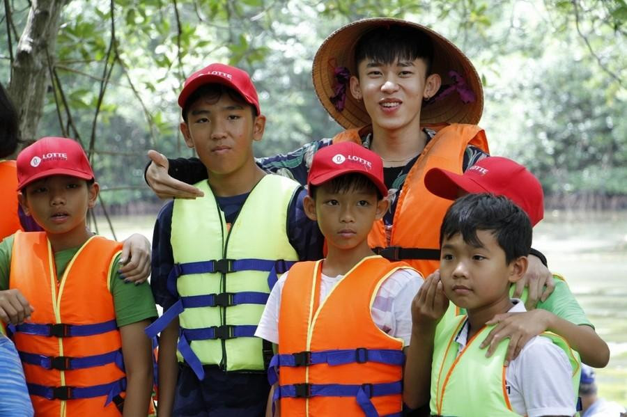 Kay Trần trò chuyện vui vẻ với các em nhỏ trong chương trình.