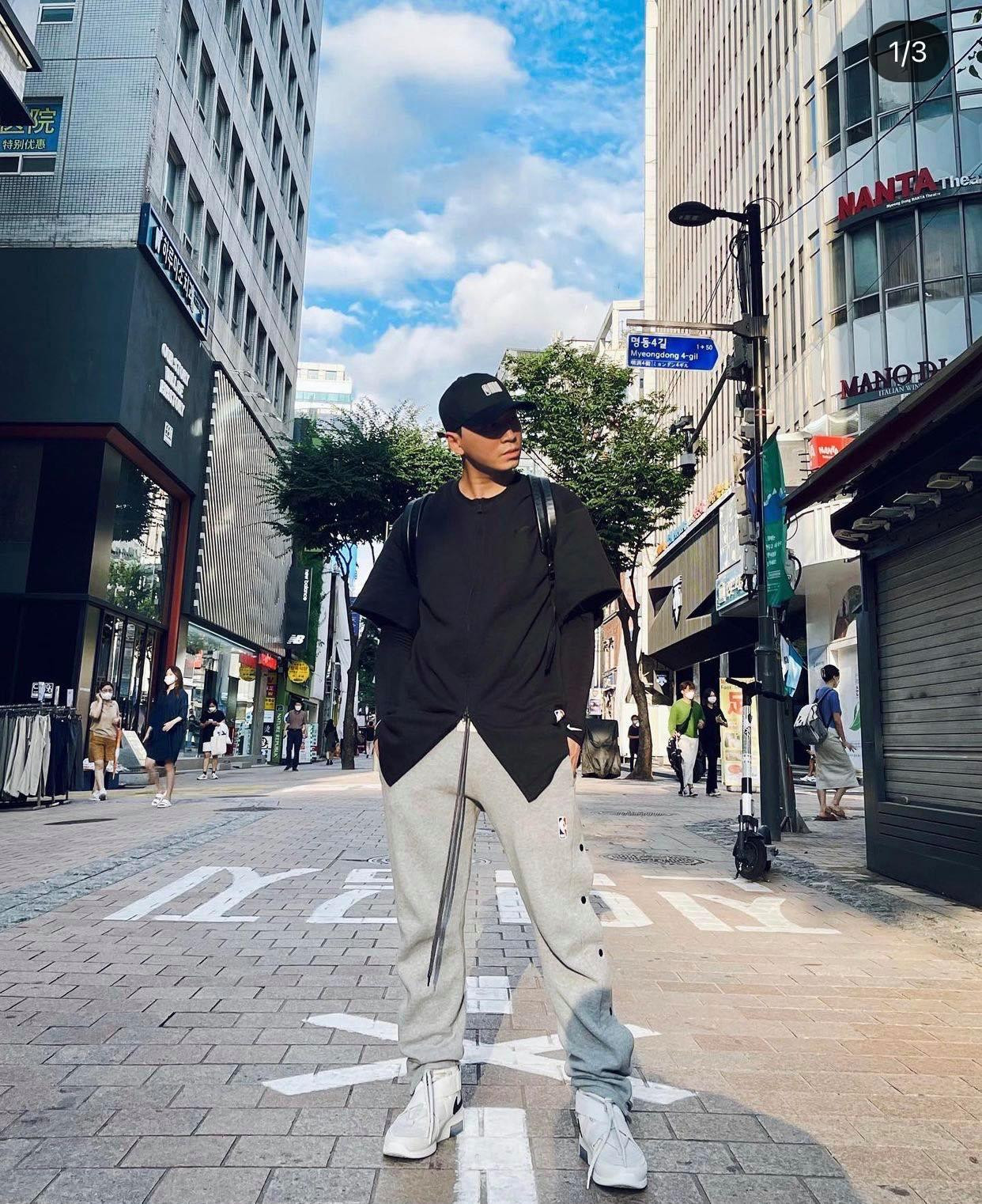 Karik "check-in" ở thủ đô Seoul. Karik "check-in" ở thủ đô Seoul.