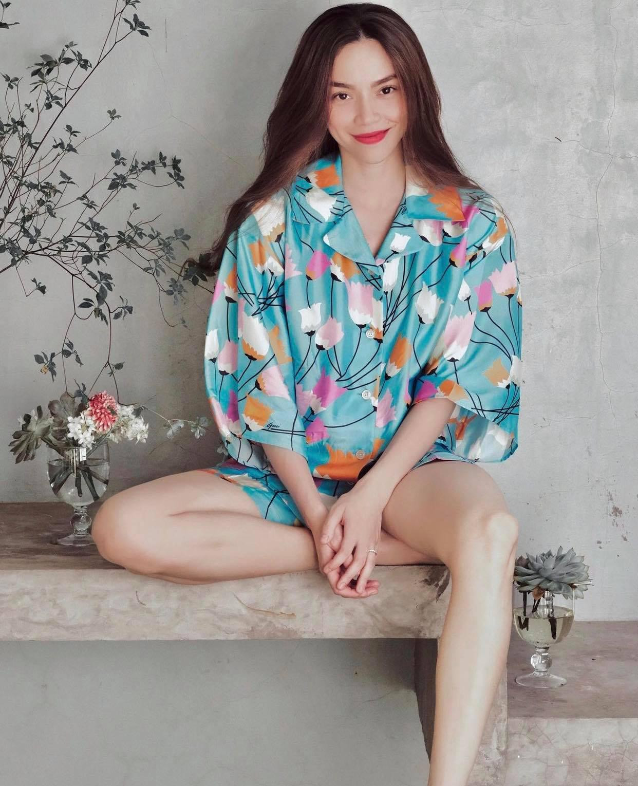 Ca sĩ biến một góc trong nhà thành nơi chụp ảnh, chất lượng không kém chụp ở studio.