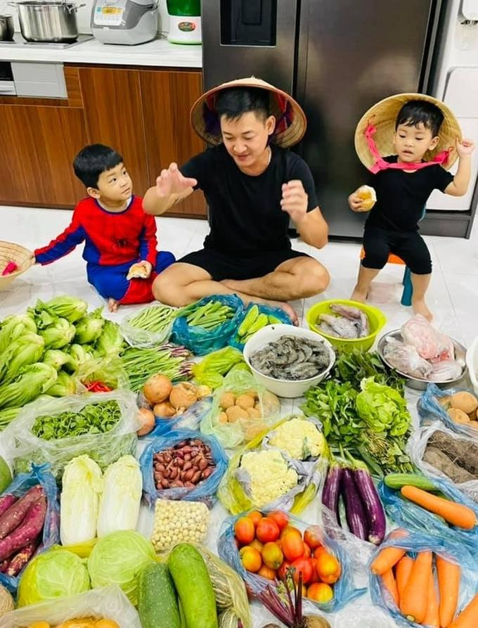 Gia đình Hải Băng - Thành Đạt nhận được đủ từ rau củ đến thịt cá do ông ngoại giọng ca Hạc Giấy gửi lên. Gia đình Hải Băng - Thành Đạt nhận được đủ từ rau củ đến thịt cá do ông ngoại giọng ca Hạc Giấy gửi lên.