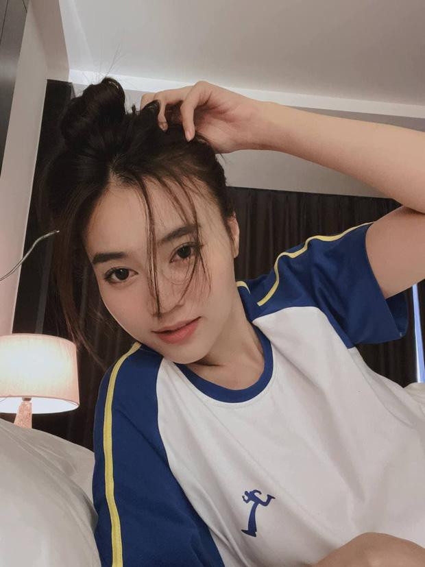 Mẫu áo khác do diễn viên Cua Lại Vợ Bầu diện cũng được rất nhiều người yêu thích.