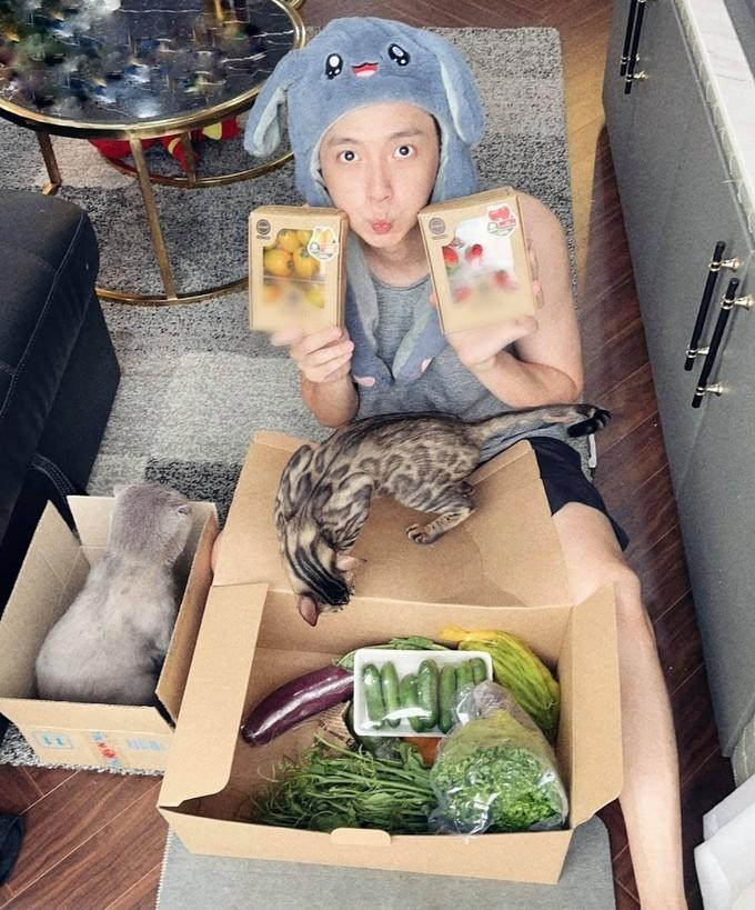 Ngô Kiến Huy cũng được bạn bè từ Đà Lạt gửi tặng thực phẩm. Ngô Kiến Huy cũng được bạn bè từ Đà Lạt gửi tặng thực phẩm.