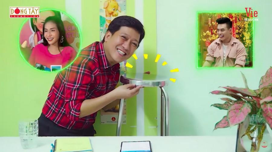 Trường Giang khoe background đơn giản tự set-up tại nhà. Trường Giang khoe background đơn giản tự set-up tại nhà.