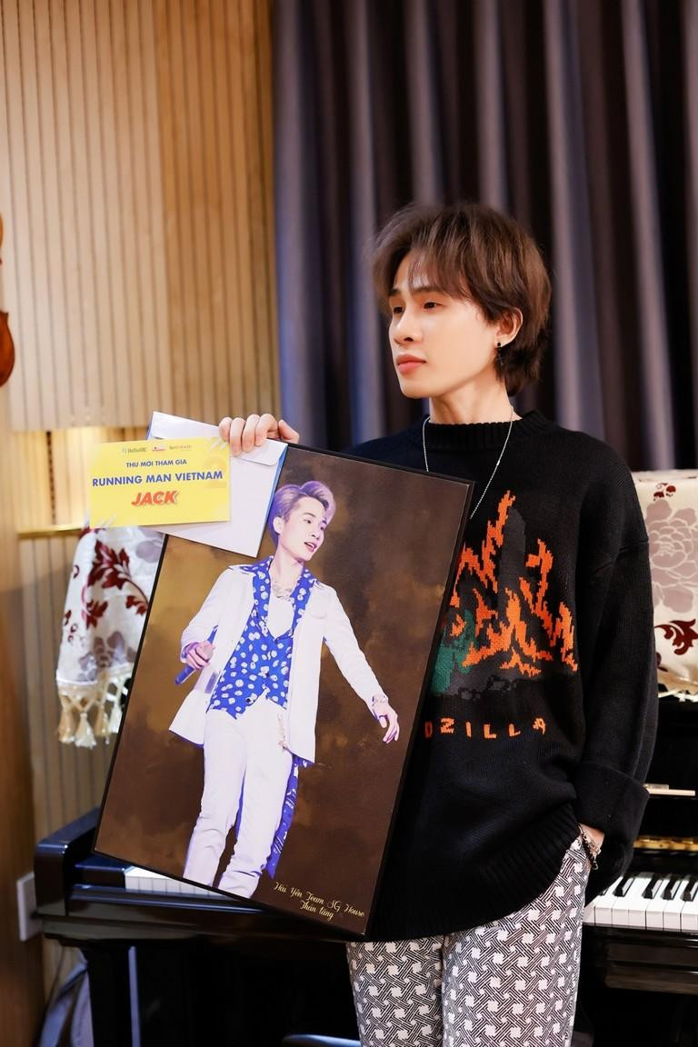 Nam ca sĩ gốc Bến Tre thông báo khi nhận được thư mời của Running Man Vietnam. Nam ca sĩ gốc Bến Tre thông báo khi nhận được thư mời của Running Man Vietnam.