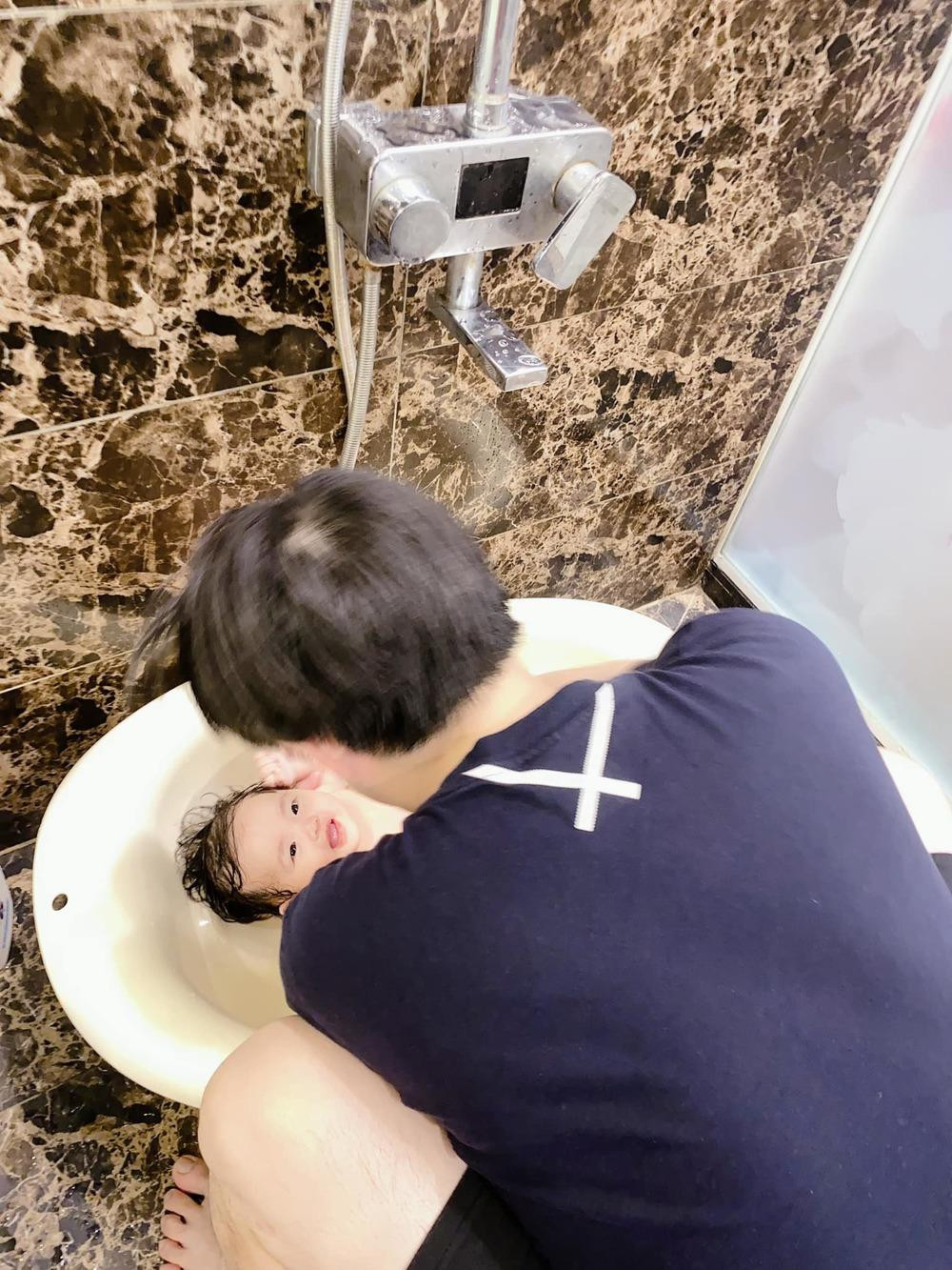 Nhóc tì Winnie hớn hở khi được bố tắm cho. Nhóc tì Winnie hớn hở khi được bố tắm cho.