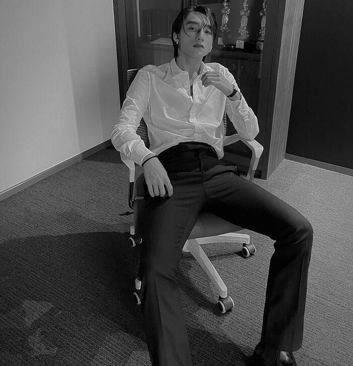 Bức ảnh gần đây nhất nam ca sĩ đăng tải, hình ảnh trưởng thành "tổng tài" khác hẳn "cậu hàng xóm nhà bên" trong Muộn Rồi Mà Sao Còn. Bức ảnh gần đây nhất nam ca sĩ đăng tải, hình ảnh trưởng thành "tổng tài" khác hẳn "cậu hàng xóm nhà bên" trong Muộn Rồi Mà Sao Còn.