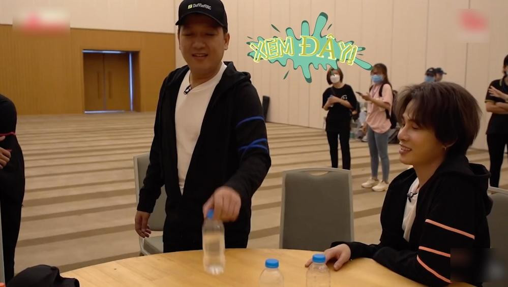 Nam danh hài thể hiện sự khéo léo khi tung chai nước thăng bằng.