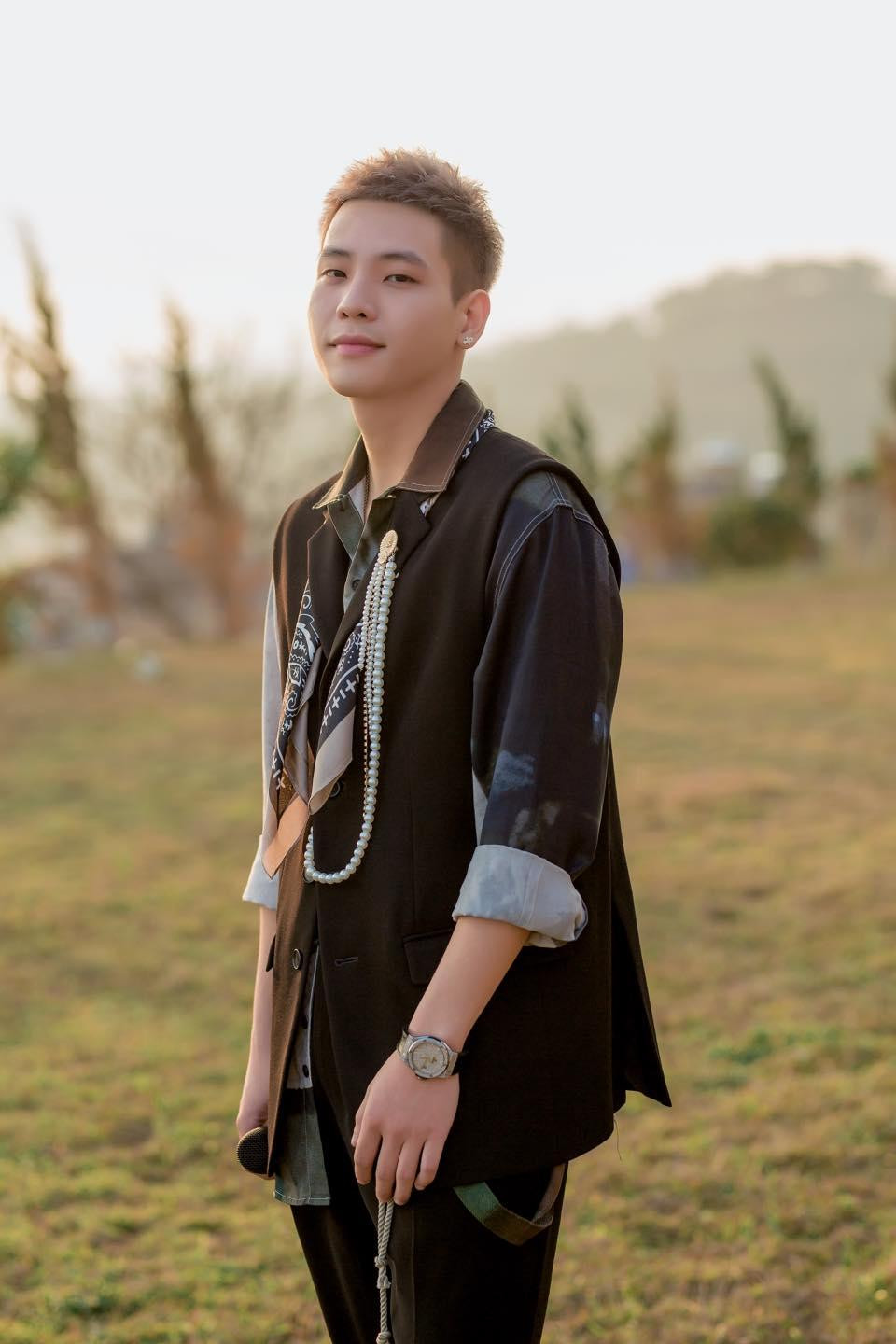 Quân A.P là nam ca sĩ đang được nhiều người yêu thích. Quân A.P là nam ca sĩ đang được nhiều người yêu thích.