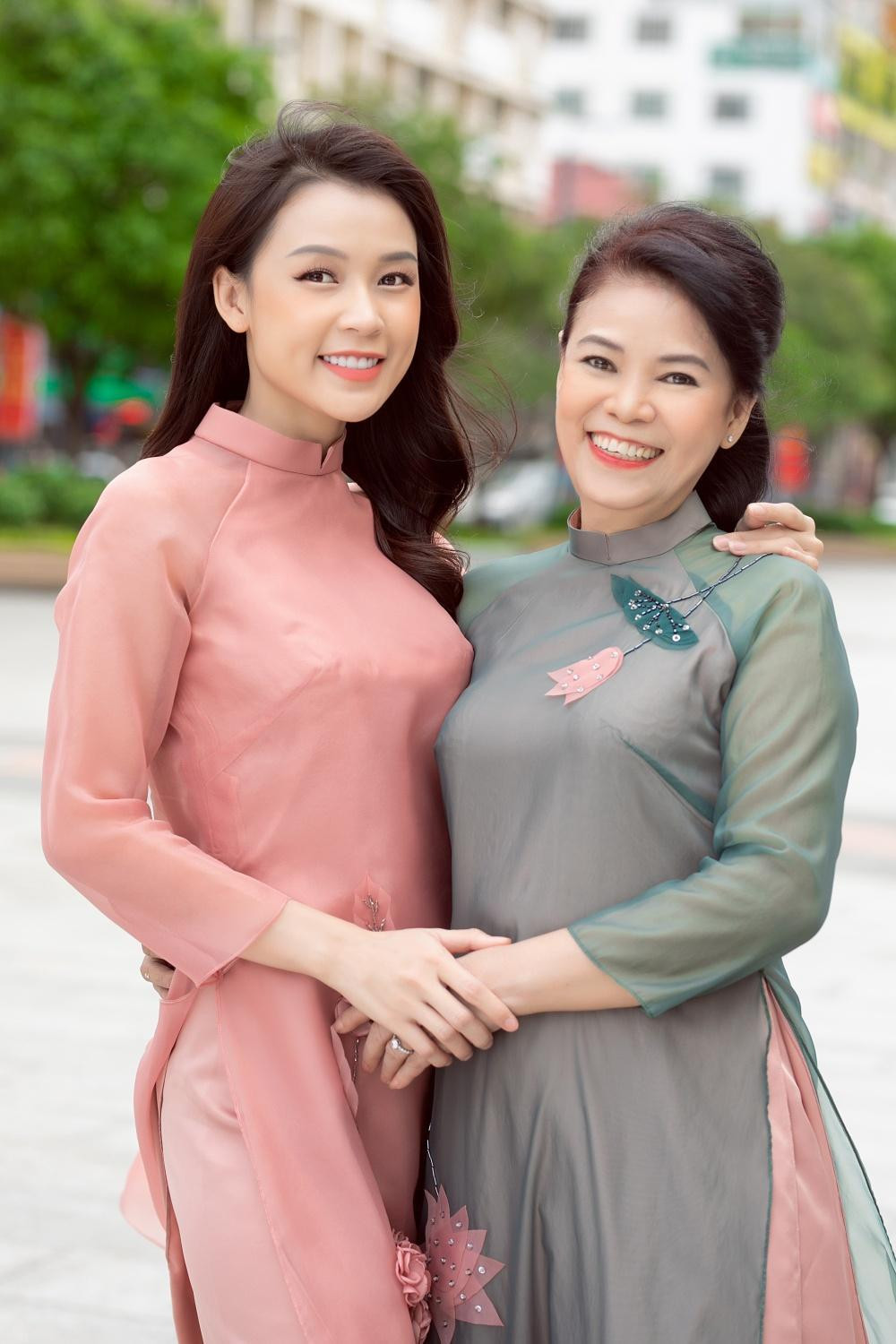 Sam thừa hưởng nét đẹp từ mẹ. Sam thừa hưởng nét đẹp từ mẹ.