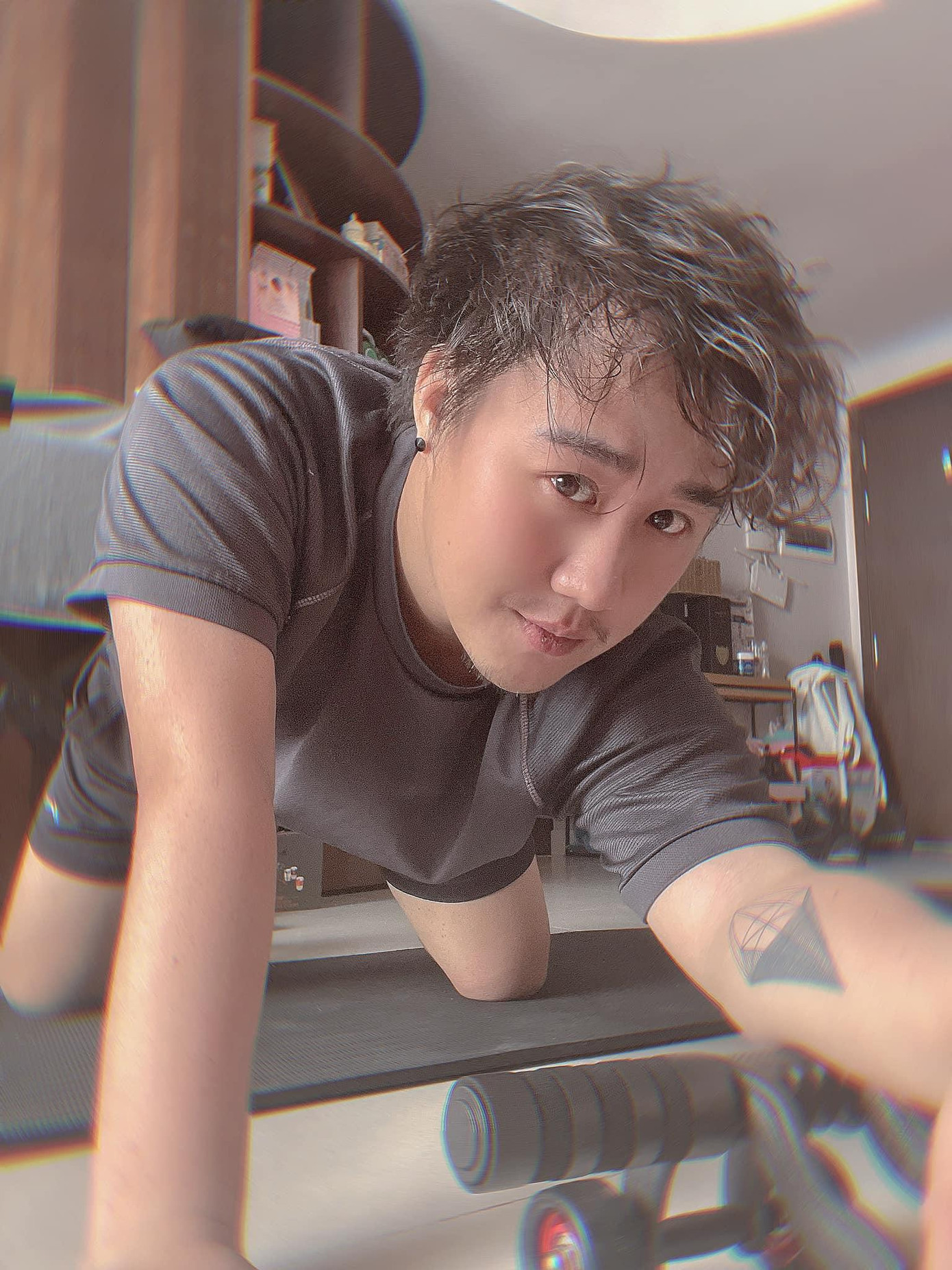 Trung Quân Idol biến nhà thành phòng tập trong thời gian này. Trung Quân Idol biến nhà thành phòng tập trong thời gian này.