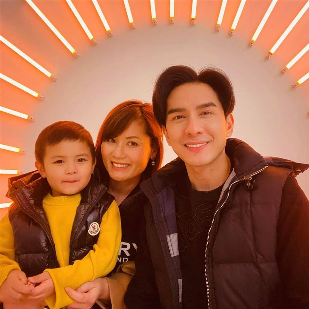 Gia đình cặp sao thời còn mặn nồng. Gia đình cặp sao thời còn mặn nồng.