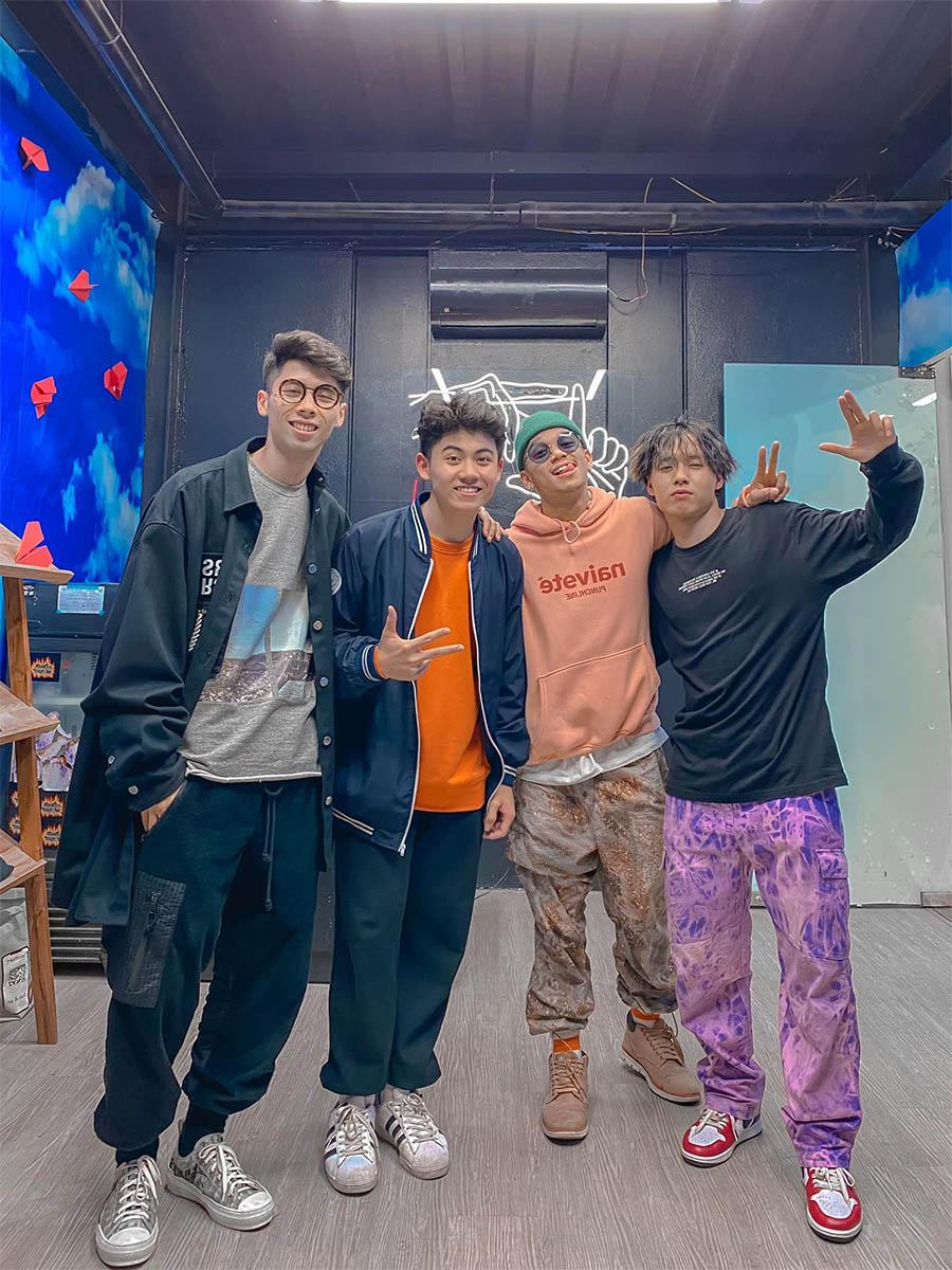 Nhật Minh từng có nhiều video thể hiện vũ đạo cùng ca sĩ Trọng Hiếu.