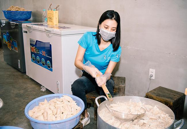 Hoa hậu Tiểu Vy thuần thục nấu ăn với số lượng lớn. Hoa hậu Tiểu Vy thuần thục nấu ăn với số lượng lớn.