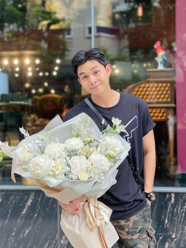 Jun Phạm diện đồ đơn giản nhưng vẫn toát lên vẻ điển trai. Jun Phạm diện đồ đơn giản nhưng vẫn toát lên vẻ điển trai.