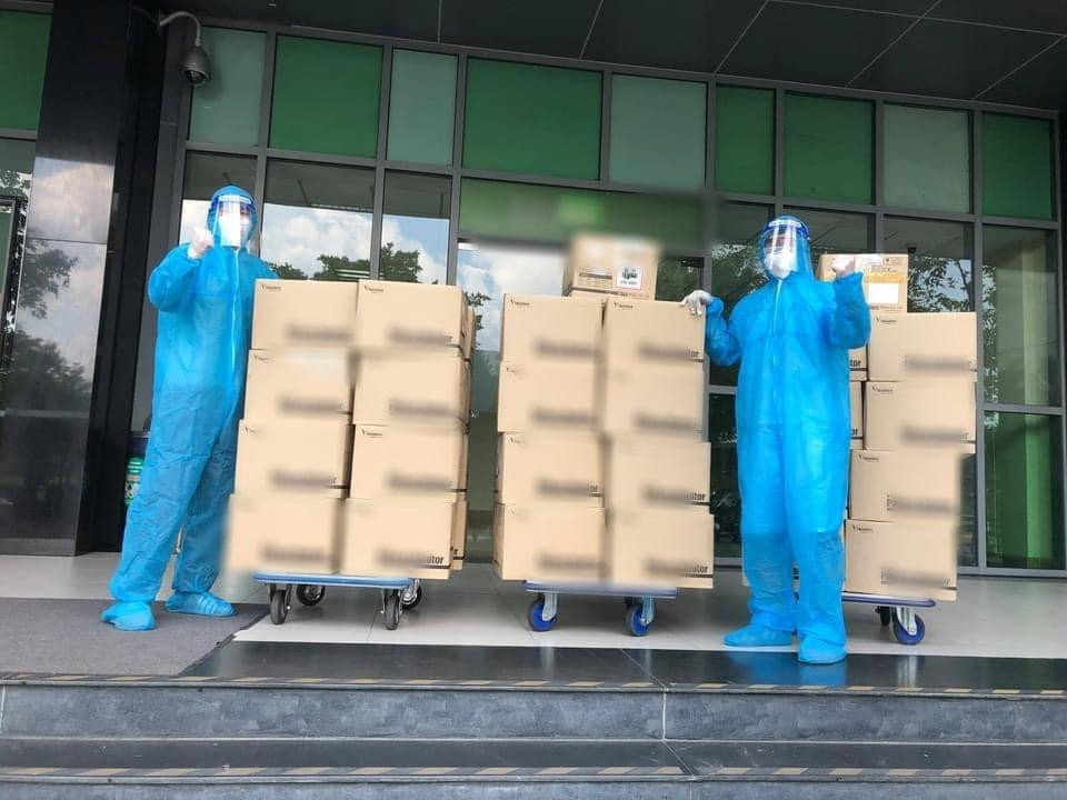 Hình ảnh những chiếc máy tạo oxy đã được gửi đến các bệnh viện dã chiến được siêu mẫu Xuân Lan chia sẻ.