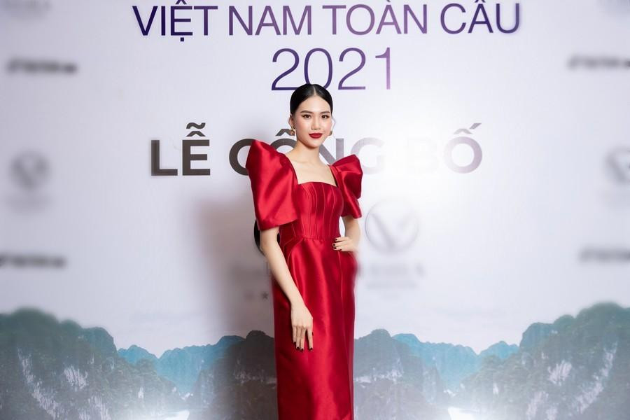 Siêu mẫu Bùi Quỳnh Hoa chọn váy đỏ có cầu vai đặc biệt.