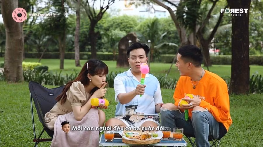 Dàn sao chơi "Tiệc Trăng Máu" khi đi dã ngoại cùng nhau.