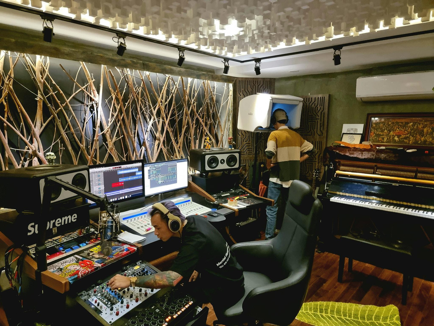 Binz - Đen khoe ảnh hậu trường thực hiện Cho Mình Em. Binz - Đen khoe ảnh hậu trường thực hiện Cho Mình Em.